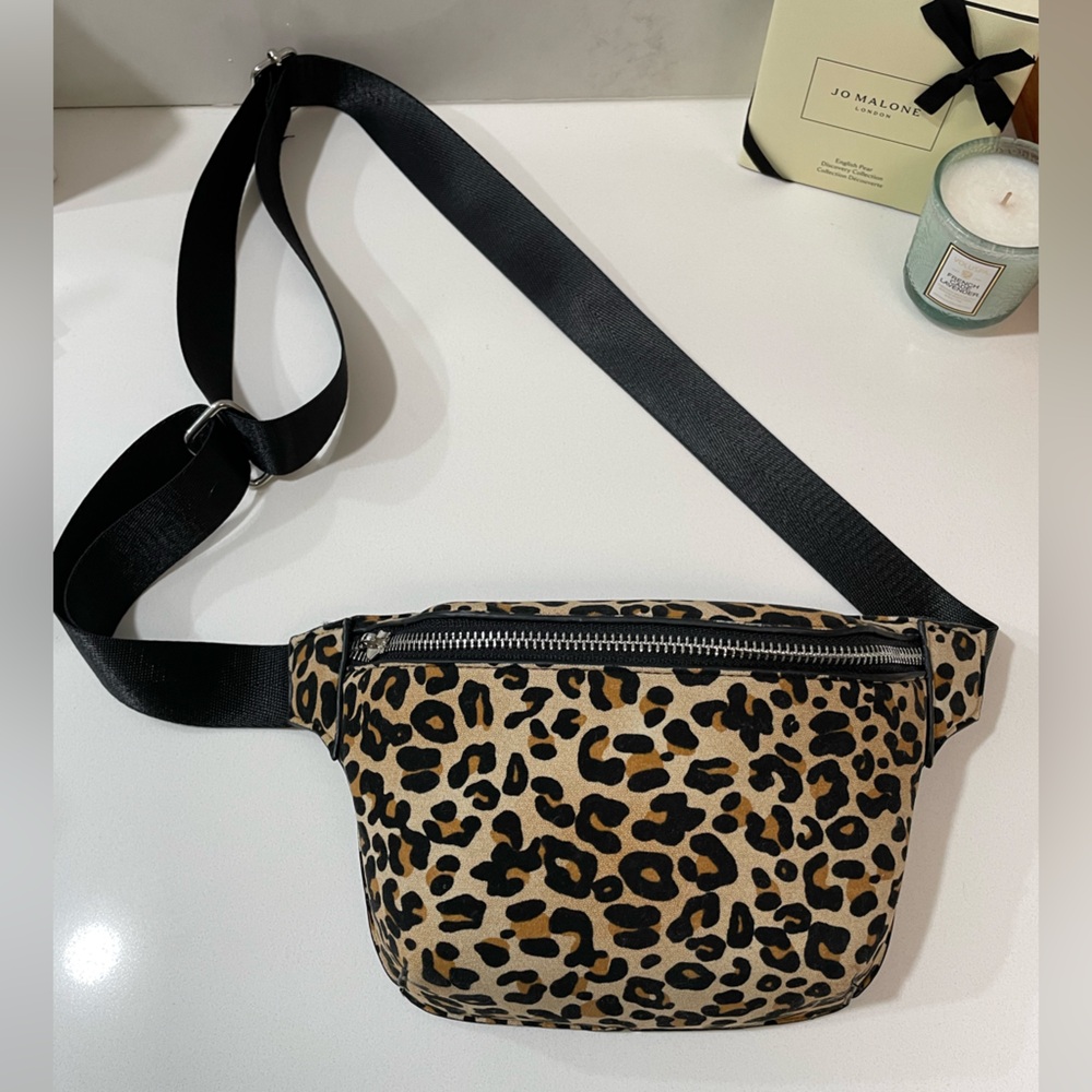 Like new! Leopard belted purse / crossbody / Fanny pack